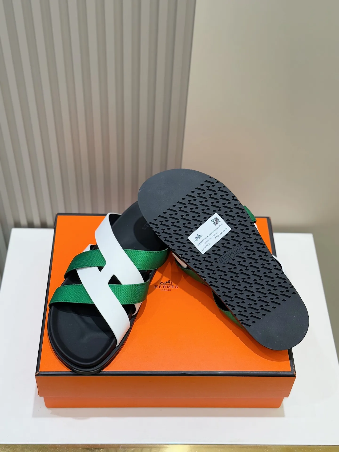 Batch 280 Hermes men's Kazimir slippers - top quality woven calfskin functional sandals, with interwoven uppers inspired by the "H" iconic pattern to create a casual look, perfect for summer. Imported cowhide + cowhide lining + rubber outsole Size: 38-44 (.45.46 customized)